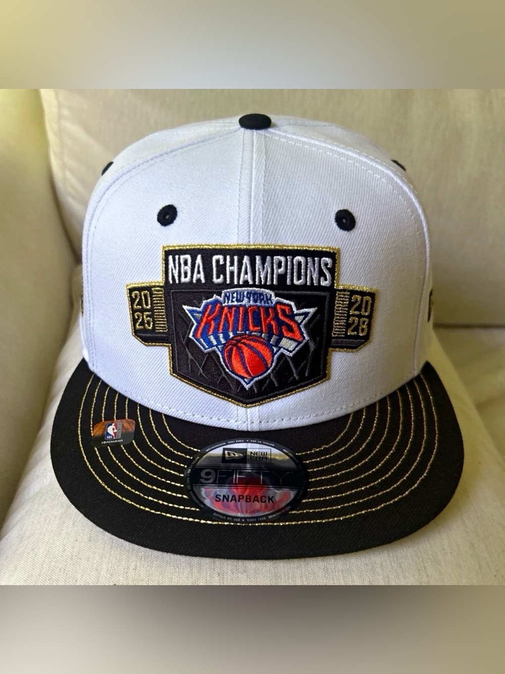 NBA New York Knicks White and Black Champions Snapback Hat (NWT)